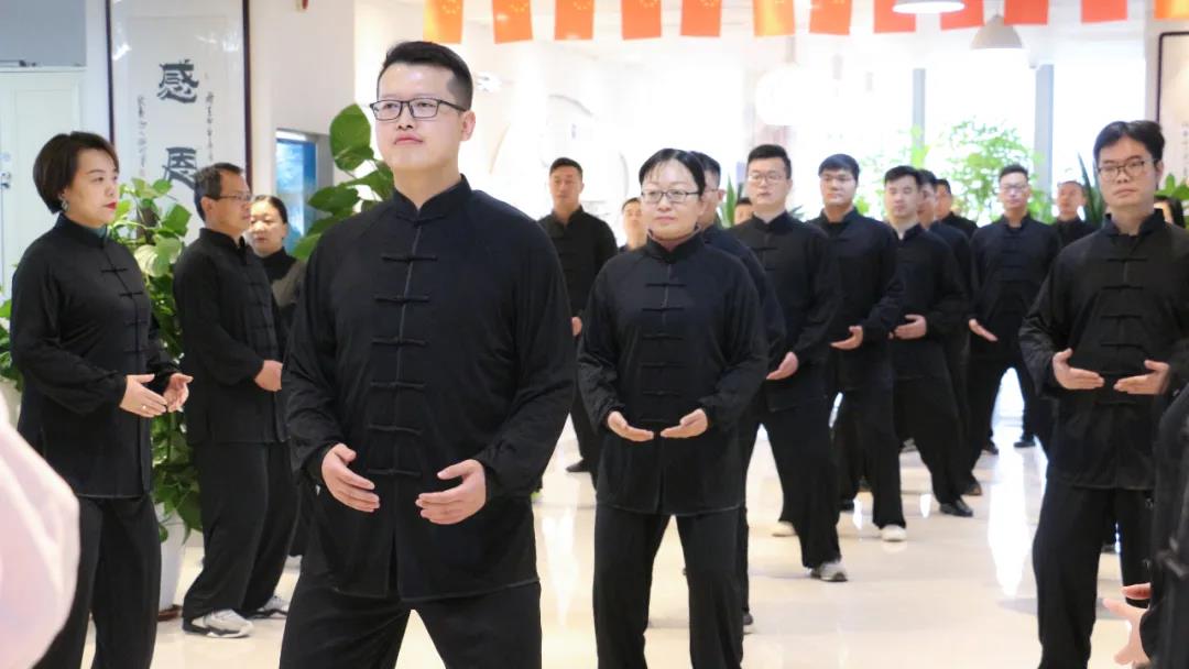 榮盛科技集團(tuán)組織開(kāi)展健身氣功「八段錦」訓(xùn)練活動(dòng)