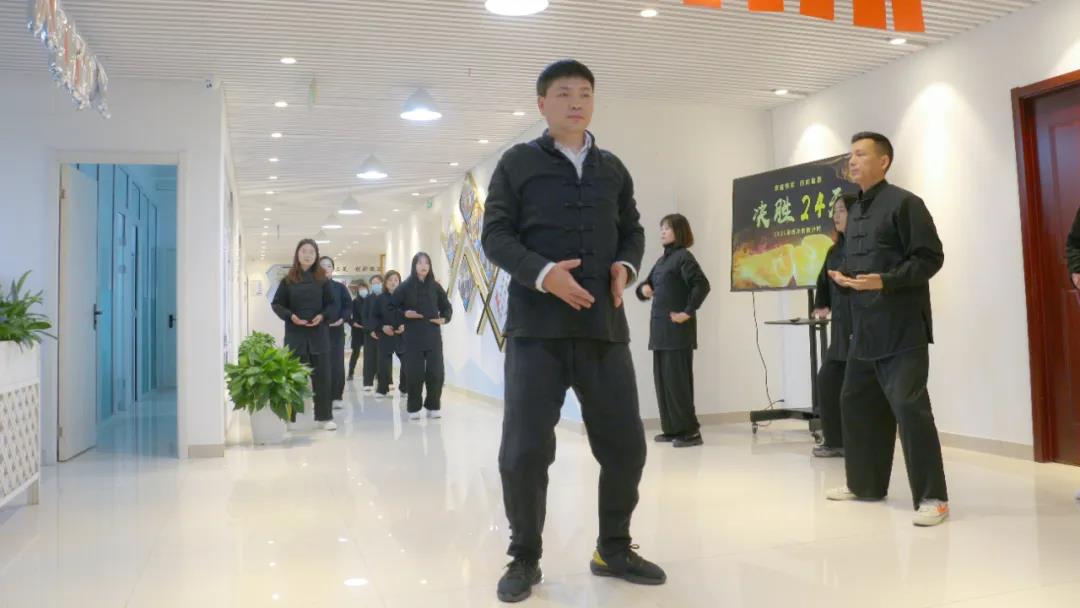 榮盛科技集團(tuán)組織開(kāi)展健身氣功「八段錦」訓(xùn)練活動(dòng)