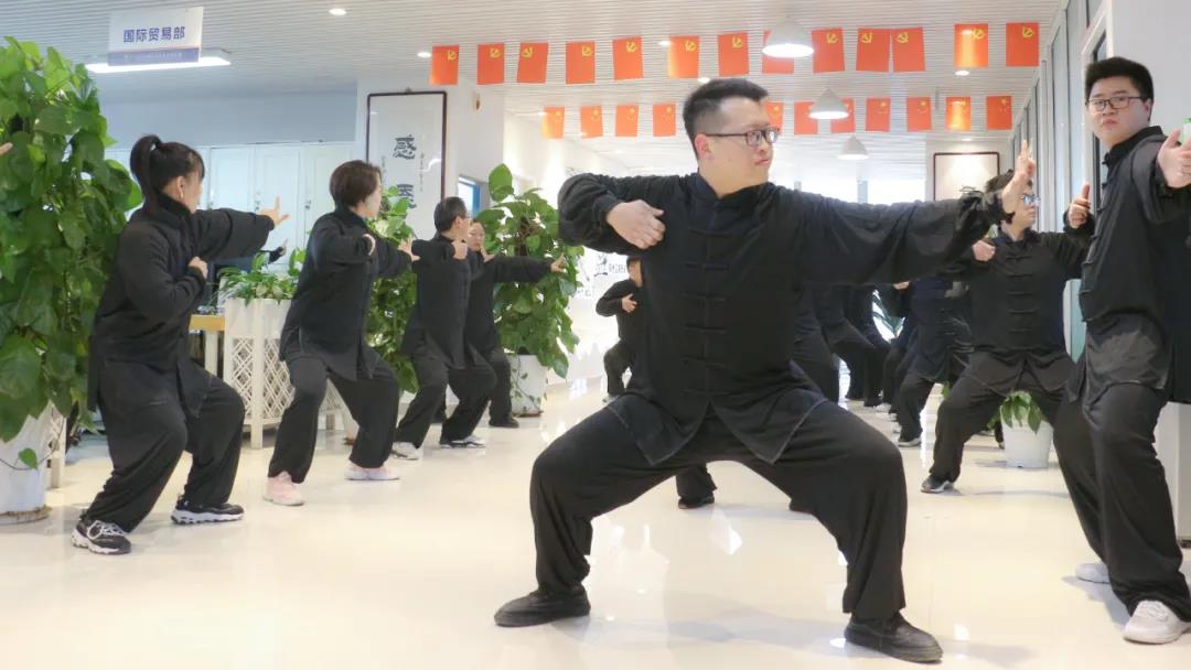 榮盛科技集團(tuán)組織開(kāi)展健身氣功「八段錦」訓(xùn)練活動(dòng)