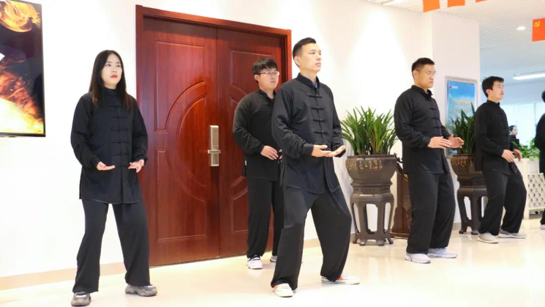 榮盛科技集團(tuán)組織開(kāi)展健身氣功「八段錦」訓(xùn)練活動(dòng)