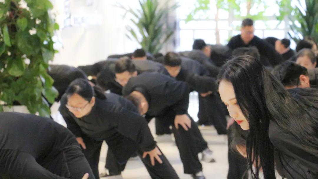 榮盛科技集團(tuán)組織開(kāi)展健身氣功「八段錦」訓(xùn)練活動(dòng)