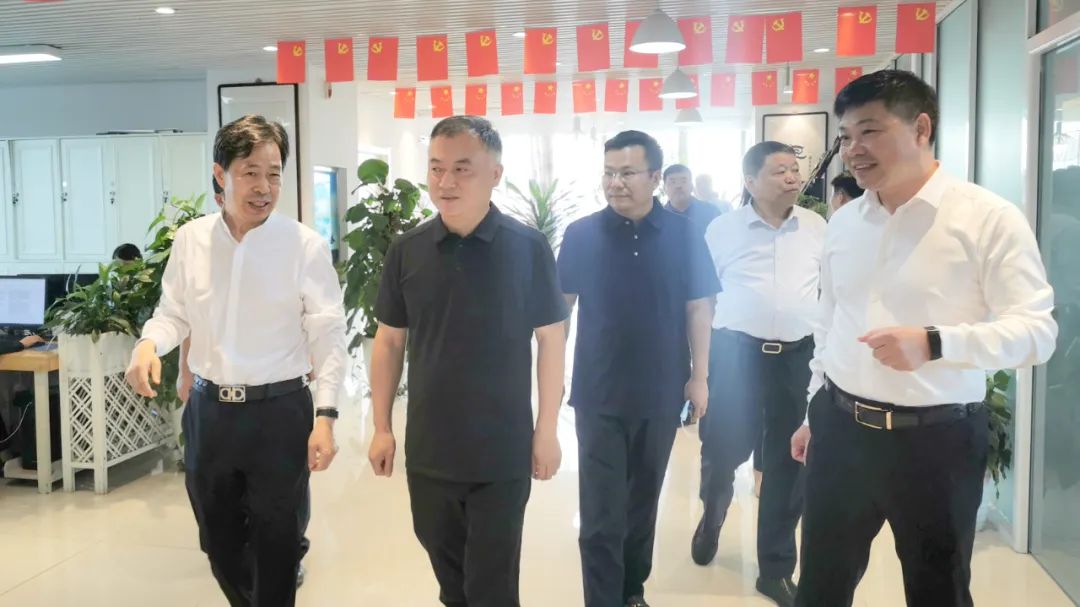 新密市委常委、政法委書記劉軍杰一行蒞臨榮盛科技集團(tuán)調(diào)研指導(dǎo)